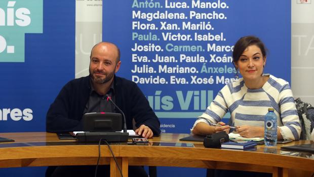 El portavoz de En Marea, Luís Villares, con la diputada Eva Solla
