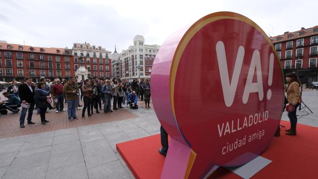 Expositor de la nueva marca de Valladolid, este miércoles en la Plaza Mayor