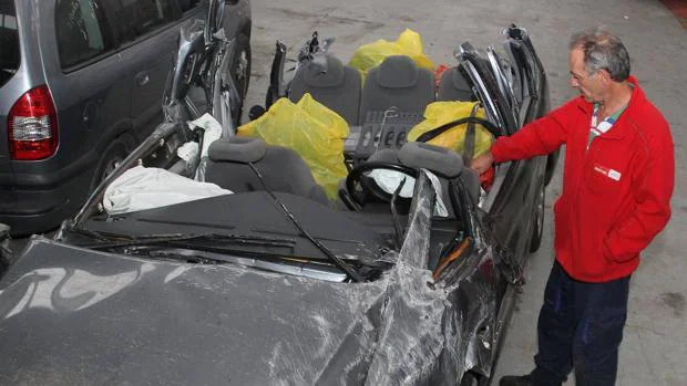 Vehículo en el que viajaban los fallecidos y la mujer herida en el accidente de esta madrugada en Dueñas (Palencia)