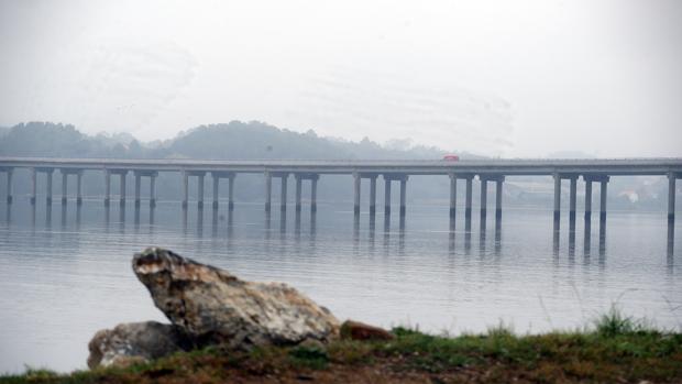 Puente que cruza desde Taragoña hasta A Pobra, visto desde el puerto