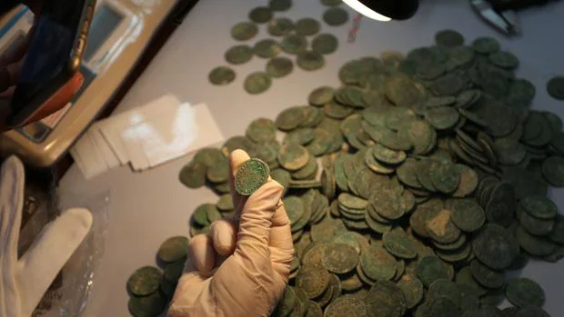 Monedas encontradas en el interior de una ánfora romana en Sevilla