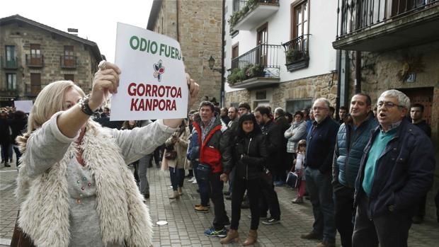 Consuelo Ordóñez defiende con pancartas la presencia de la Guardia Civil en Alsasua