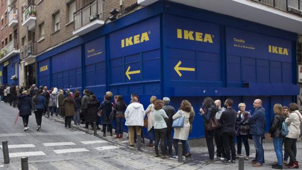 Largas colas durante la inauguración de la nueva tienda efímera de Ikea en El Rastro