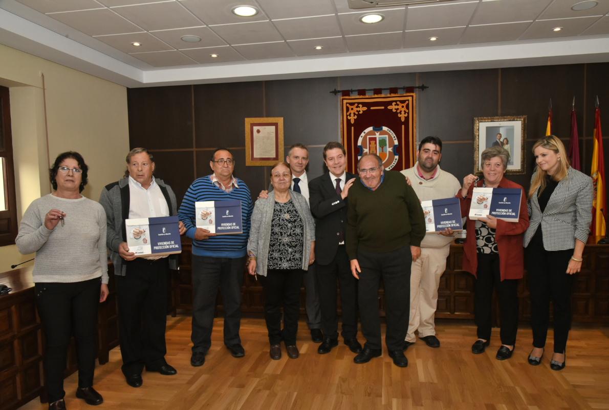 Page y De la Cruz con los benefioiarios de las cuatro viviendas de protección oficial