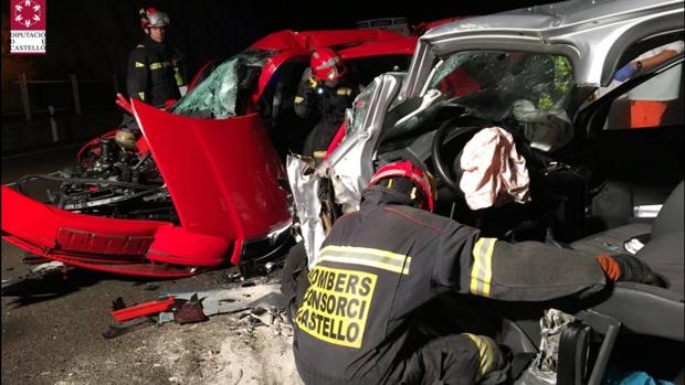 Imagen de los bomberos tras el accidente de esta madrugada en Castellón