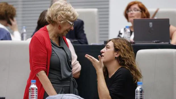 Manuela Carmena y Celia Mayer charlan en un pleno del Ayuntamiento de Madrid