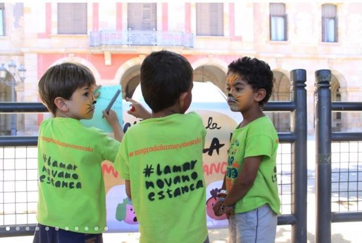 Alumnos de Mar Nova protestan en una campaña contra el cierre de la escuela