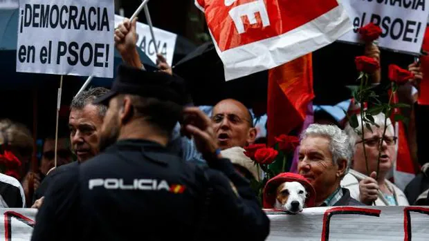 Un PSOE quebrado desbloquea hoy la investidura de Mariano Rajoy