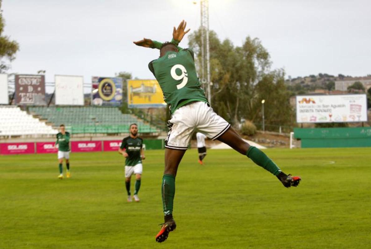 Owusu, a «lo» Cristano Ronaldo, celebra el gol del Toledo