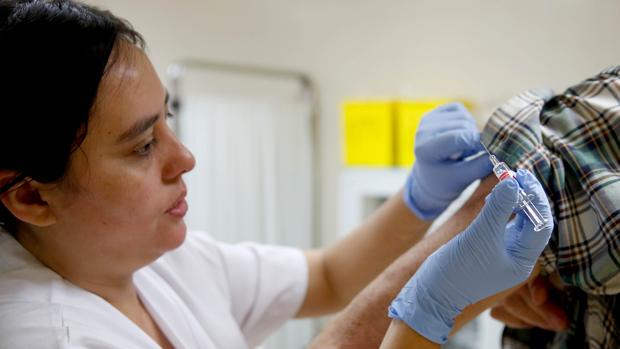 Imagen de una enfermera suministrando una vacuna