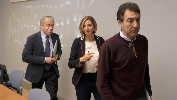 Alicia García, con Mariano Gredilla y Ángel Hernández en el encuentro de este pasado lunes