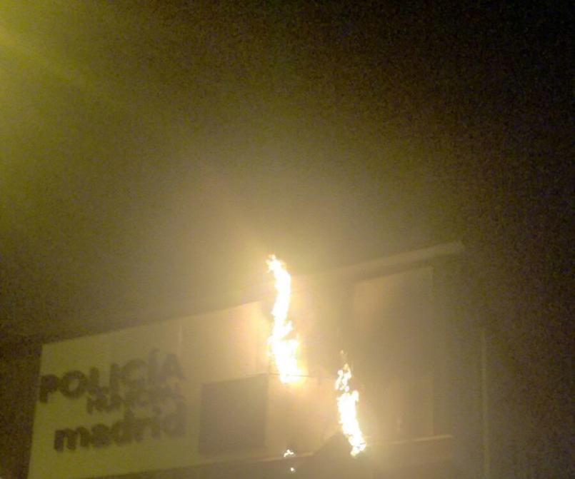 Incendio en la fachada principal de la Unidad Integral de Vicálvaro