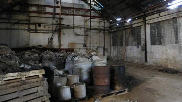 Interior de la fábrica abandonada de Inquinosa, cuyos vertidos ilegales generaron el problema