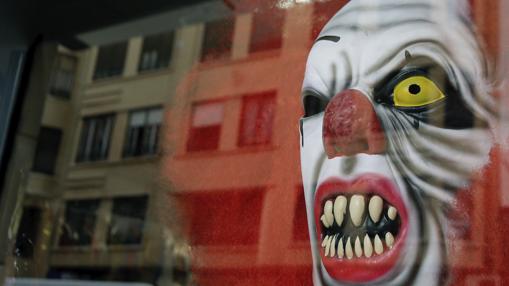 Detalle de una máscara de un «payaso diabólico»