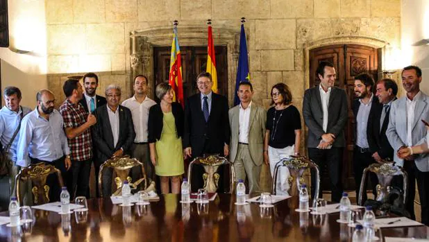 Imagen de archivo de Ximo Puig junto a un grupo de alcaldes de la provincia de Valencia