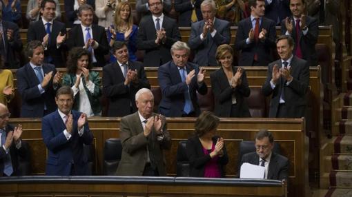 Los diputados populares aplauden a Mariano Rajoy