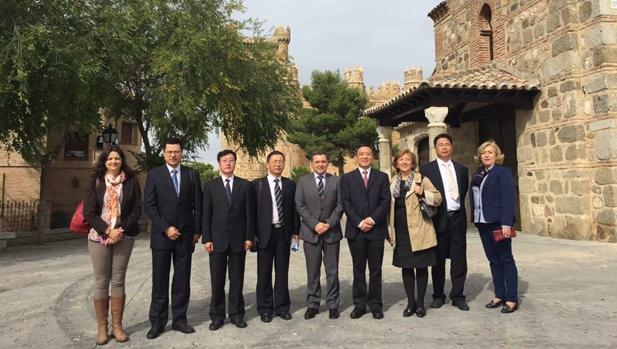 Sagrario Gutiérrez con la delegación china durante su visita