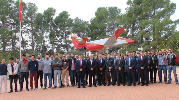 Alumnos y profesores han participado en la firma del convenio de colaboración entre la Maestranza Aérea y la Consejería de Educación