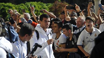 Cientos de seguidores reciben a los jugadores del Real Madrid a su llegada a León