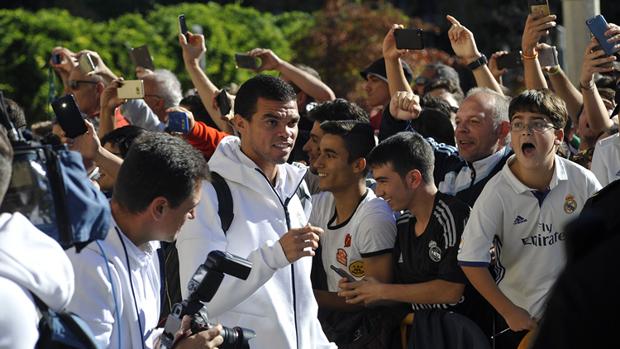 Miles de aficionados reciben al Real Madrid a su llegada a León