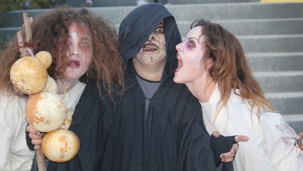 Un trío de personajes terroríficos en el Halloween alicantino