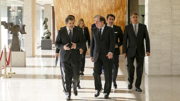 Herrera conversa con el presidente de Telefónica, Luis Miguel Gilpérez, este miércoles en los pasillos de las Cortes