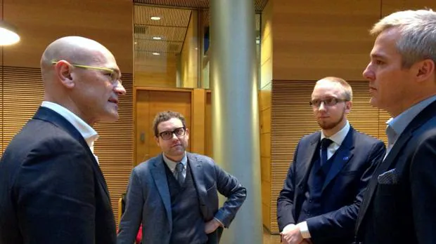 Romeva junto a varios políticos finlandeses, entre ellos Simon Elo (segundo por la derecha)