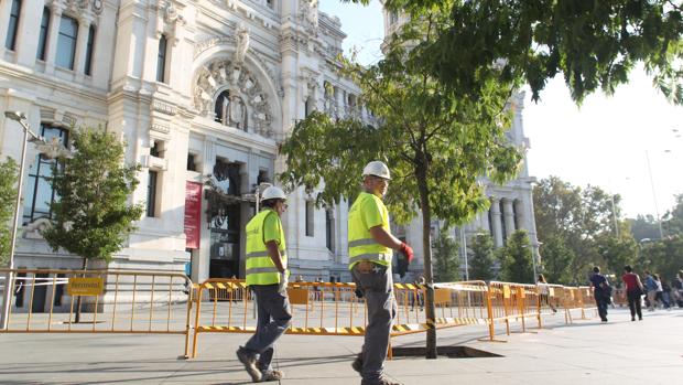 El Palacio de Cibeles, acordonado por el desprendimiento en la fachada