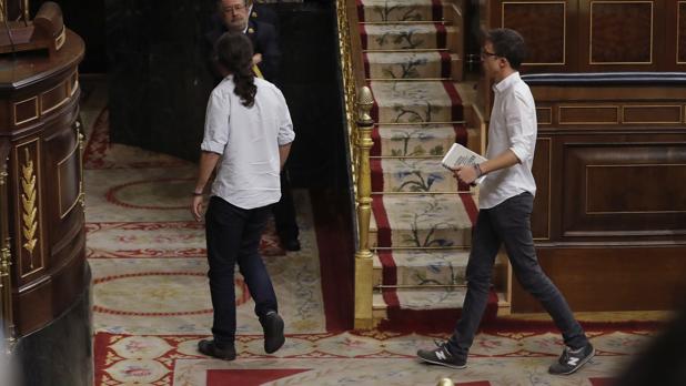 Momento en el que los diputados de Unidos Podemos abandonaron el pleno