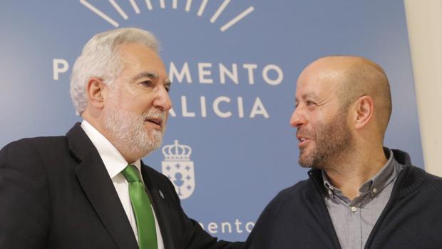 Luis Villares, portavoz de En Marea, junto a Miguel Santalices, presidente del Parlamento gallego