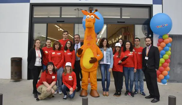 La concejala De la Cruz, este sábado, con los trabajadores de de la tienda Toys «R» Us en Toledo