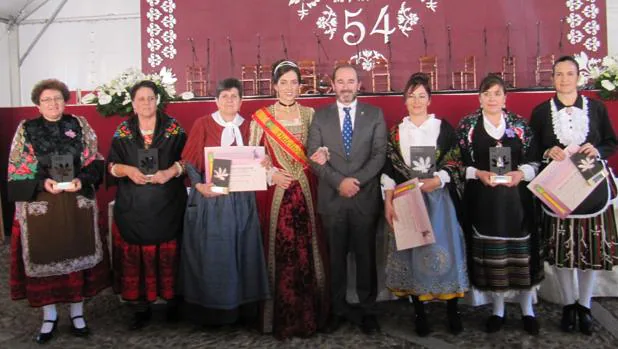 Participantes en el Concurso Nacional de Monda de Rosa junto al alcalde y Dulcinea