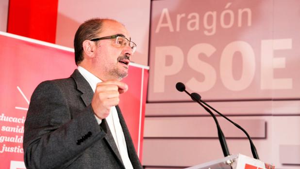 El presidente de Aragón, Javier Lambán, defiende el pasado 24 de octubre en rueda de prensa la abstención del PSOE