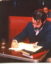 Dionisio Cañas en 1987 escribiendo en el bar McCarthy's de Nueva York