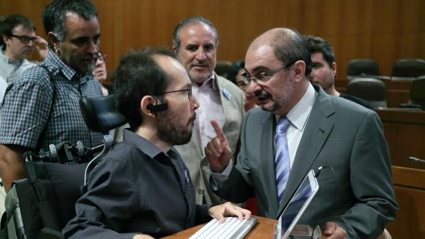 Javier Lambán (PSOE) y Pablo Echenique (Podemos), en las Cortes de Aragón