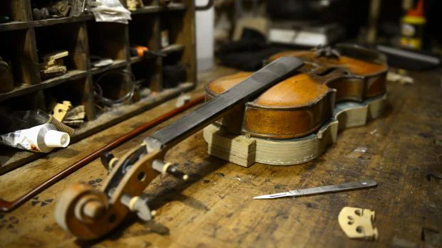 Varias violas expuestas en el taller del Luthier de Ópera