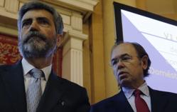 Carlos Lesmes (izq.), presidente del Tribunal Supremo, y el presidente de la Cámara Alta, Pío García Escudero, en la apertura del VI Congreso del Observatorio contra la Violencia de Género