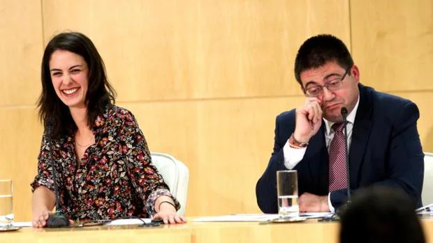 La portavoz municipal, Rita Maestre, se ríe mientras el delegado de Economía, Carlos Sánchez Mato, bromea sobre los presupuestos