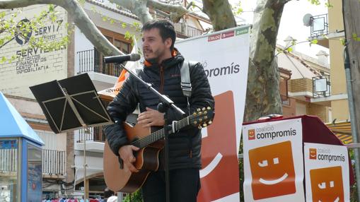 Imagen de Pau Alabajos en un acto de Compromís