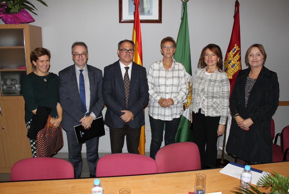 Aurelia Sánchez, en la presentación, junto a responsables de la Caixa