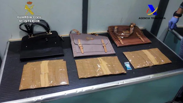 Los bolsos incautados por la Guardia Civil y la Agencia Tributaria en el aeropuerto de Bilbao