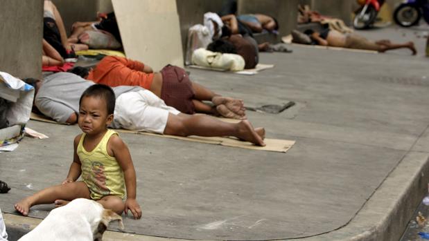 Unos niños vagabundos juegan enuna calle de Manila (Filipinas)