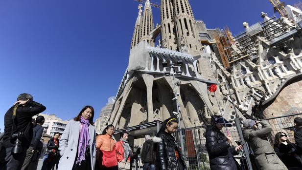 Vecinos de la Sagrada Família denuncian que el templo invade la calle Mallorca