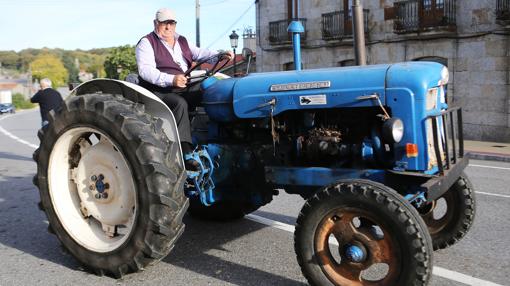 Sergio, subido en su tractor