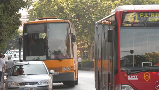 Imagen de archivo de autobuses circulando por las calles de Valencia