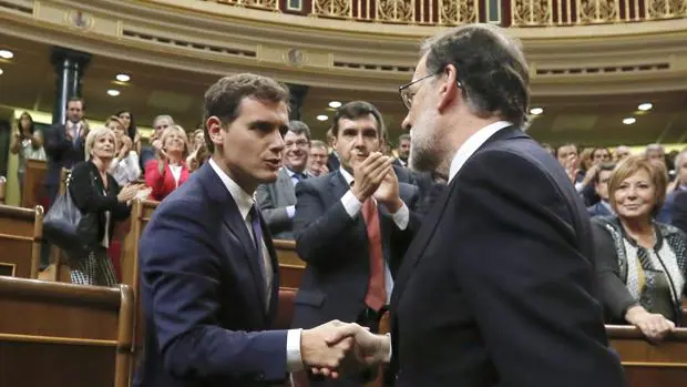 Rajoy saluda a Rivera tras rec ibir la confianza del Congreso