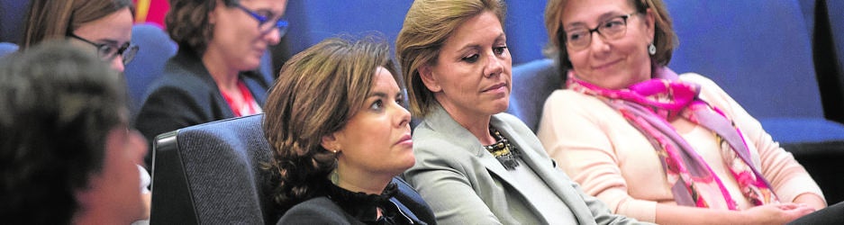 Soraya Sáenz de Santamaría y María Dolores de Cospedal, la pasada semana en una rueda de prensa