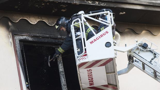 Un bombero interviene en la vivienda destruida por el fuego