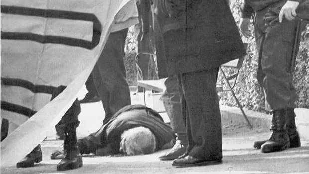 Imagen del cuerpo de Manuel Broseta, tendido en el suelo tras recibir un disparo de ETA en la cabeza