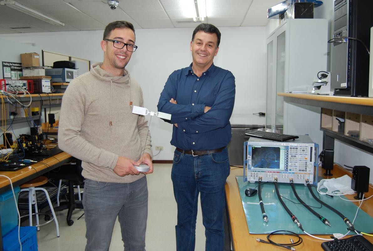 Manuel García y Daniel Gómez, que sujeta el premio, en su laboratorio de la Escuela de Ingeniería de Telecomunicación en la Universidad de Vigo